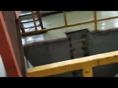 工場内でのステンレスコイルの平面加工の現場撮影